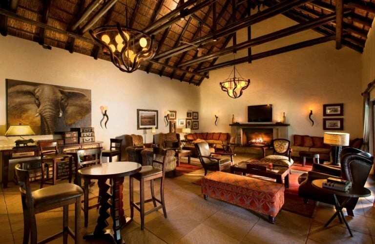 lounge area in a lodge with tables and chairs