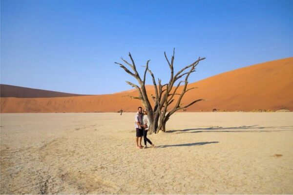 couple-posing-deadvlei2